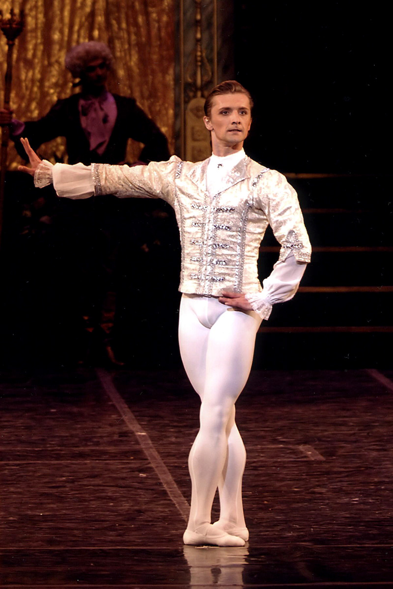 Opéra National de Bordeaux. Danseur Etoile Roman Mikhalev Opéra National de Bordeaux. Danseur Etoile Roman Mikhalev