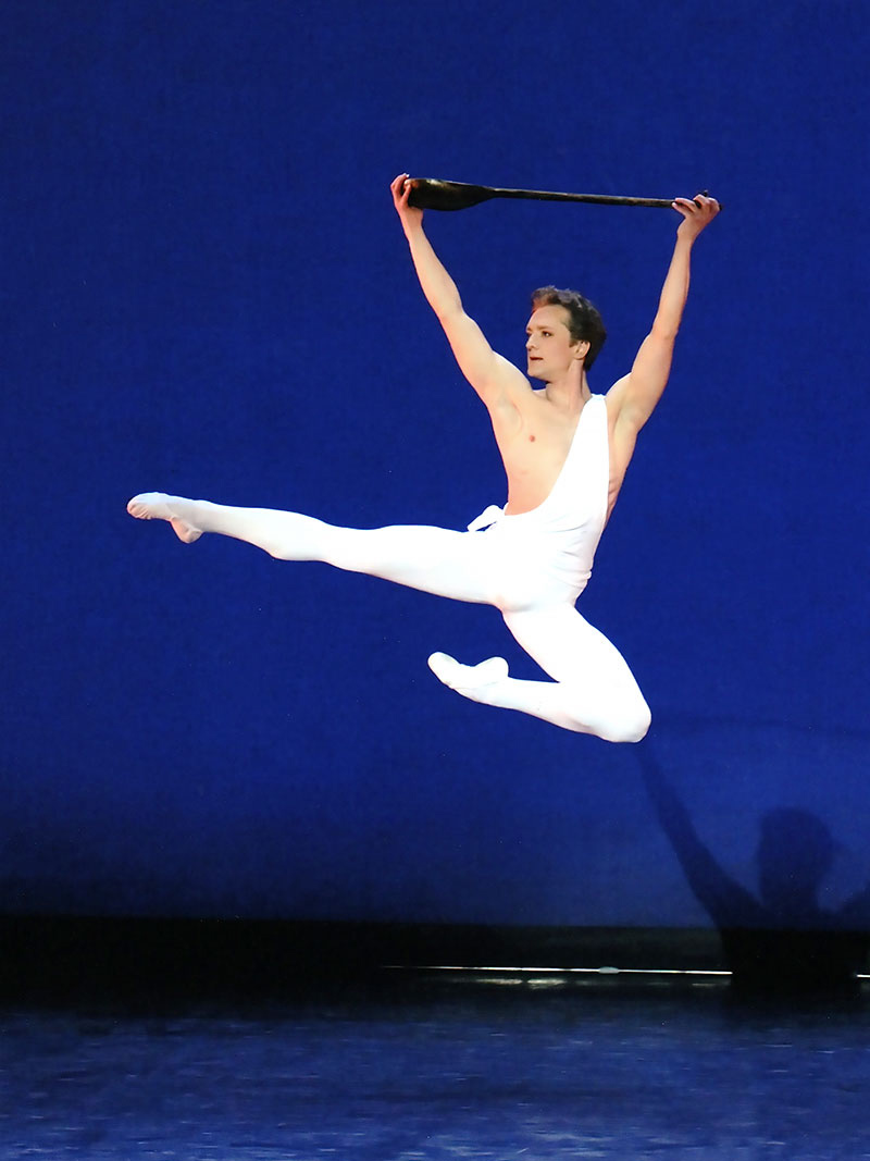 Apollon Musagète, ballet de George Balanchine, Opéra National de Bordeaux. Danseur Etoile Roman Mikhalev Apollon Musagète, ballet de George Balanchine, Opéra National de Bordeaux. Danseur Etoile Roman Mikhalev